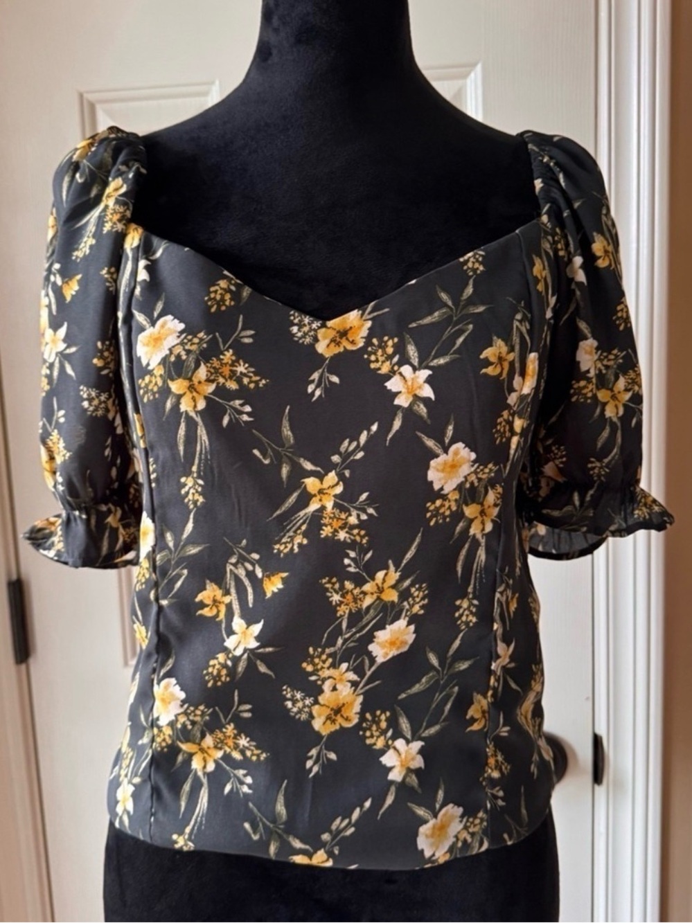 Abercrombie & Fitch Black Floral Sweetheart Puff Sleeve Crop Top - Picture 2 of 4